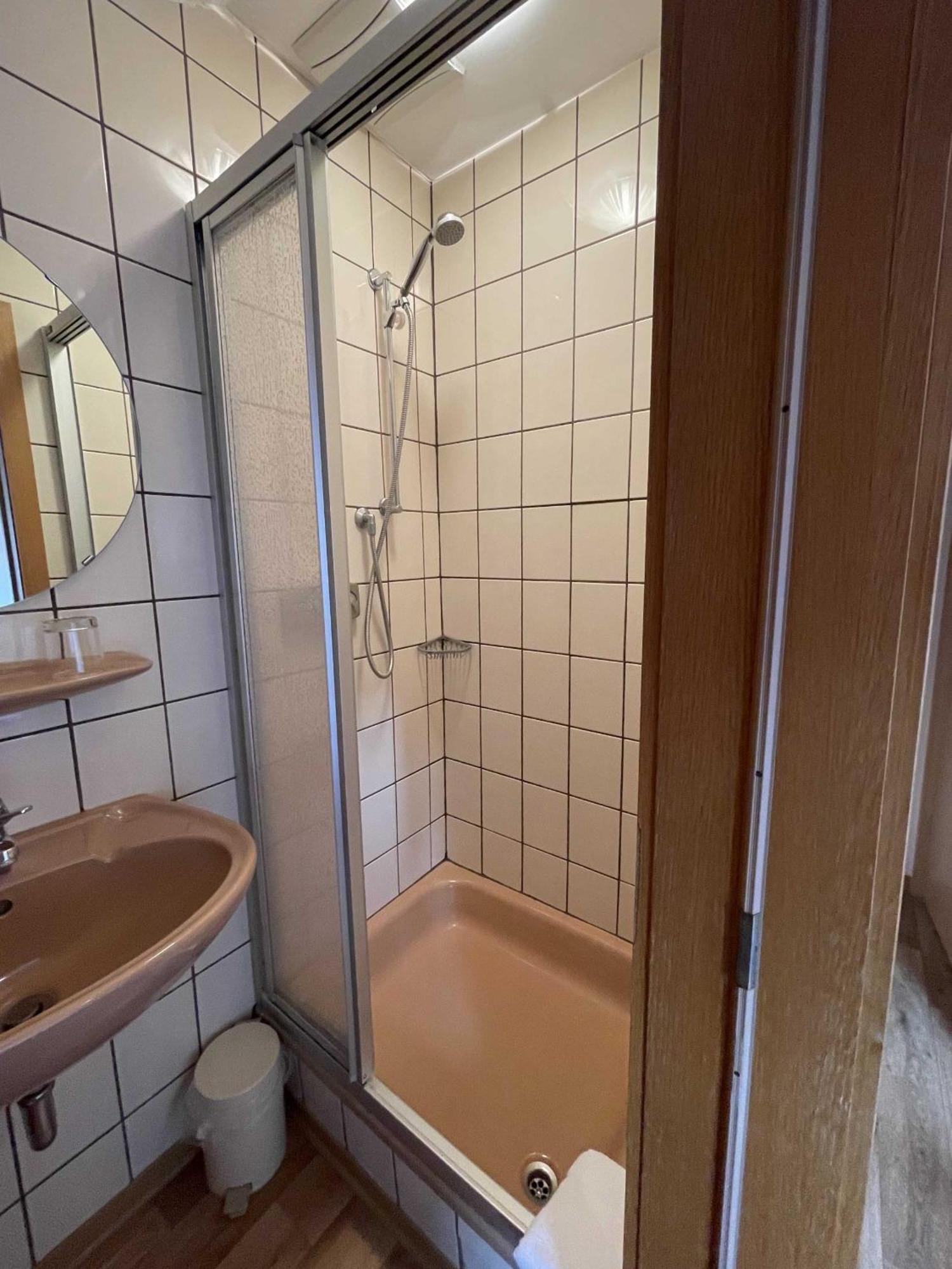 Hotel Zur Mosel Minheim Bagian luar foto