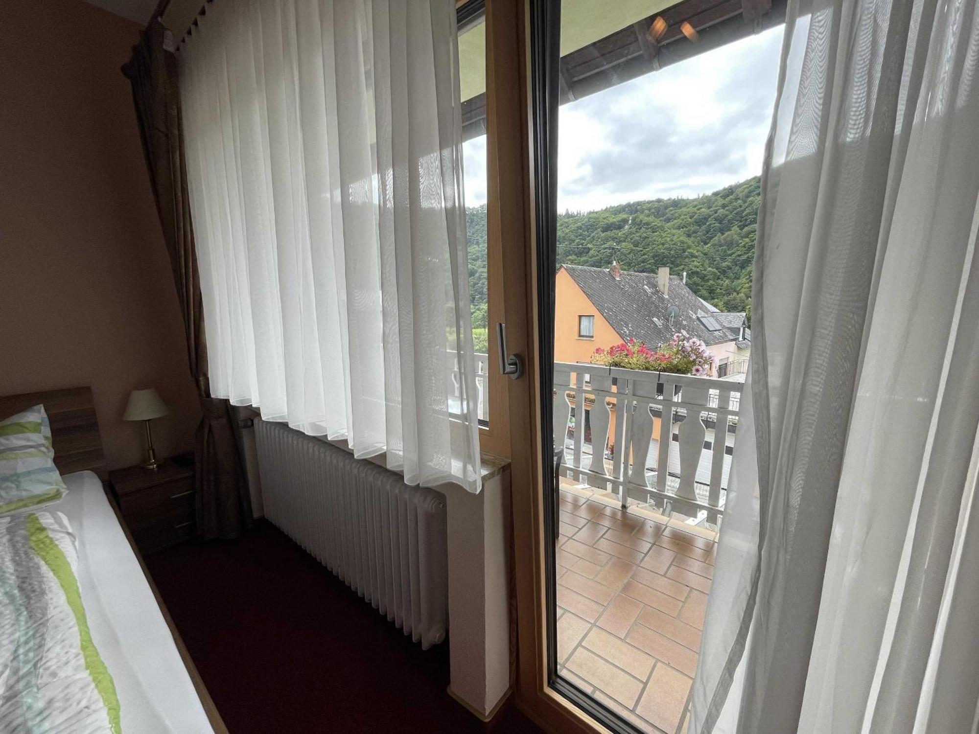 Hotel Zur Mosel Minheim Bagian luar foto
