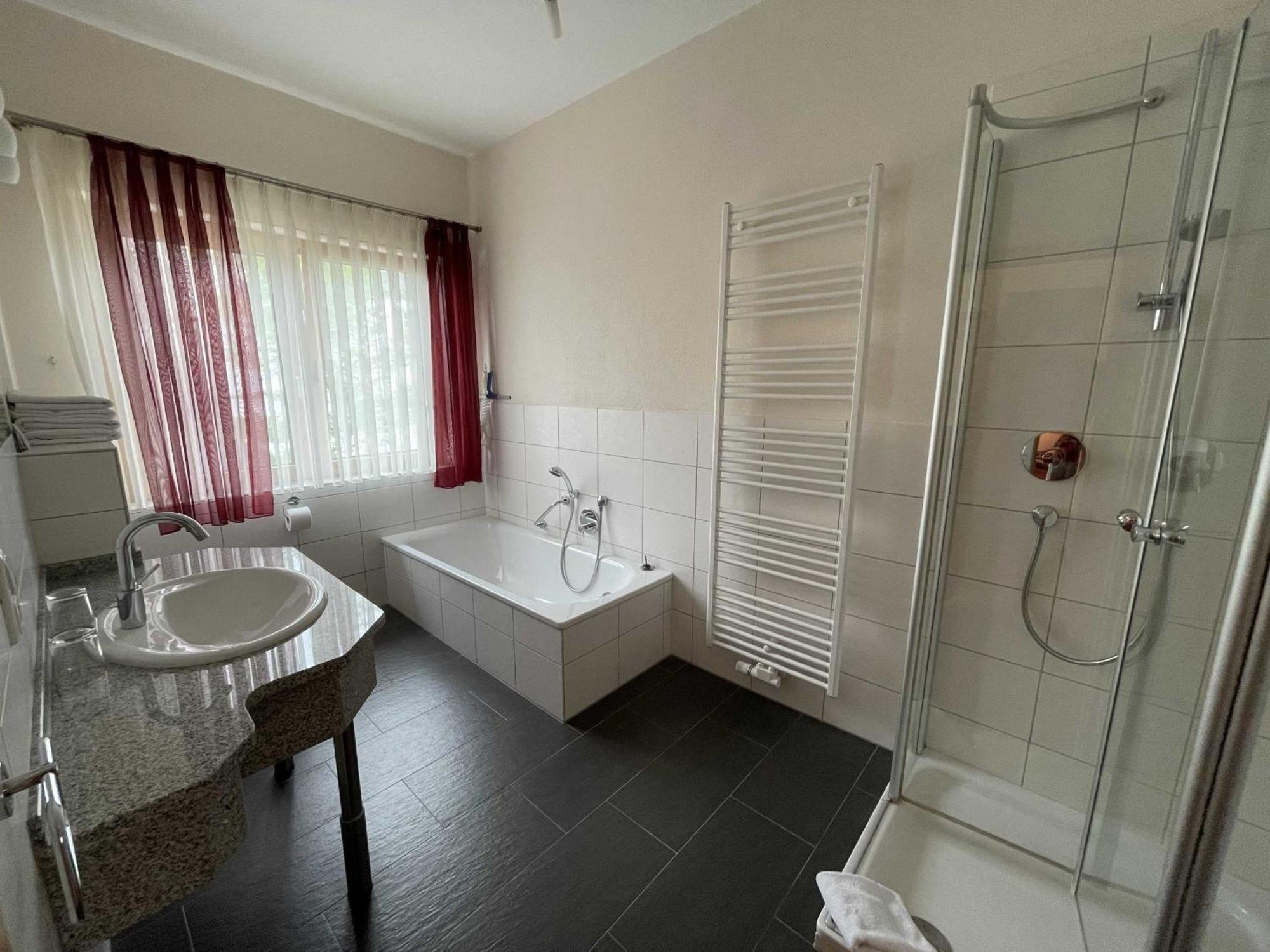 Hotel Zur Mosel Minheim Bagian luar foto