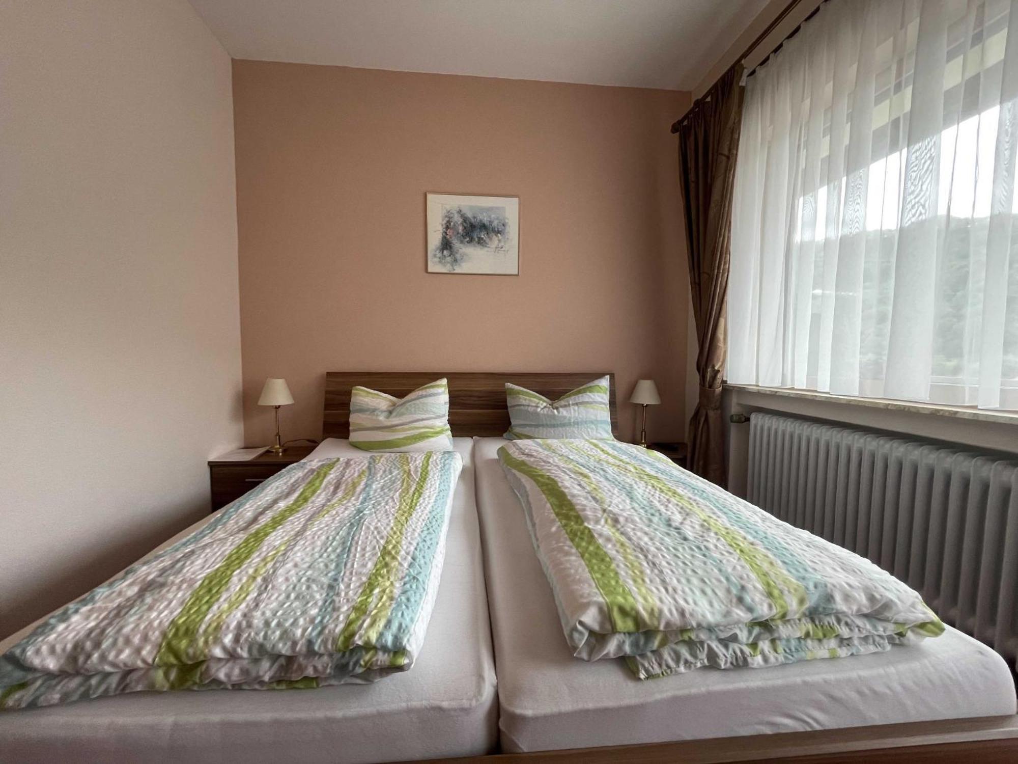Hotel Zur Mosel Minheim Bagian luar foto