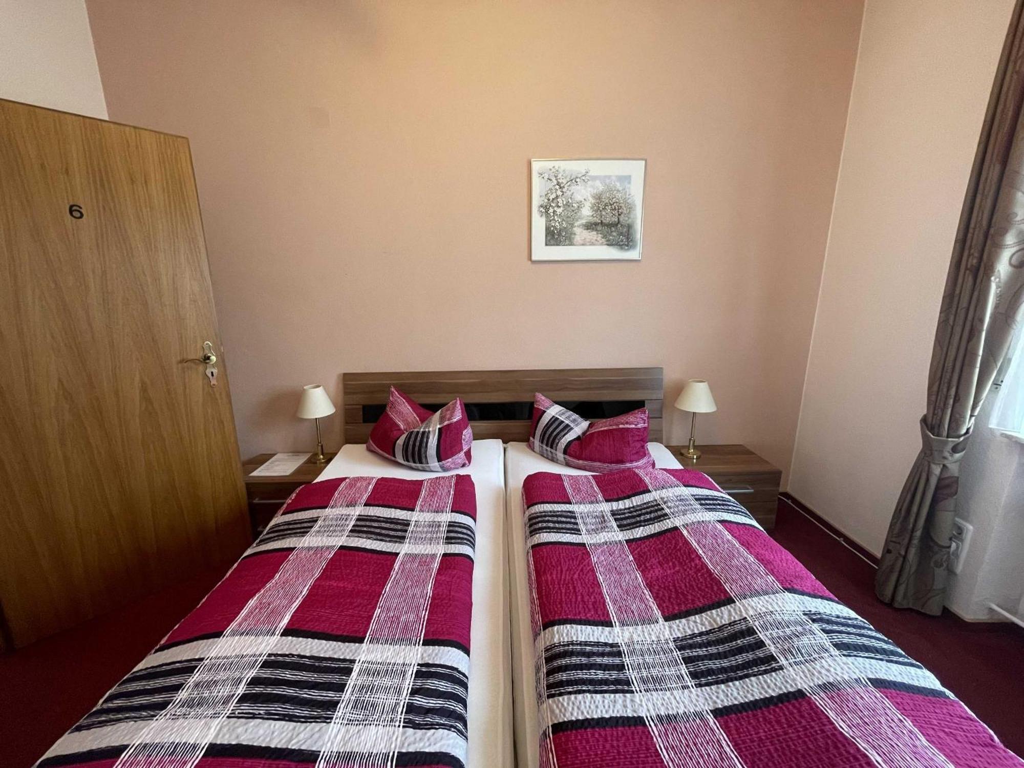 Hotel Zur Mosel Minheim Bagian luar foto