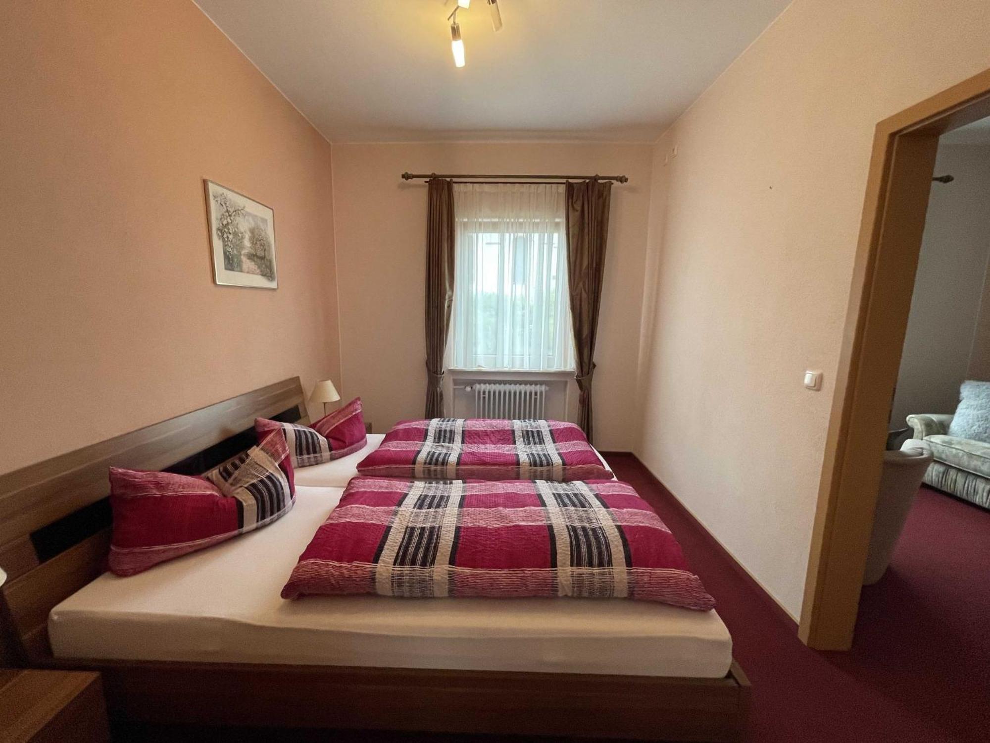 Hotel Zur Mosel Minheim Bagian luar foto