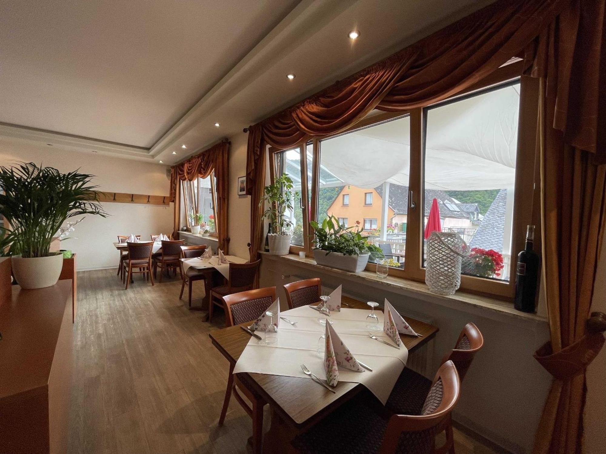 Hotel Zur Mosel Minheim Bagian luar foto