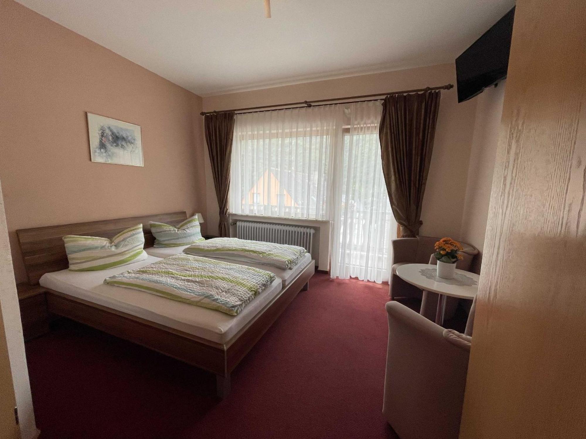 Hotel Zur Mosel Minheim Bagian luar foto